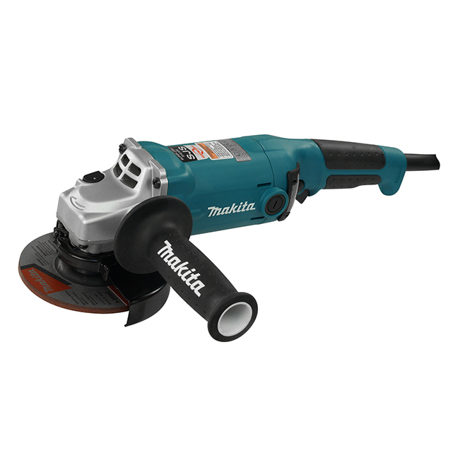 Meuleuse d’angle Makita GA5020Y 5 po sur fond d’atelier, vue latérale du boîtier moteur et du disque